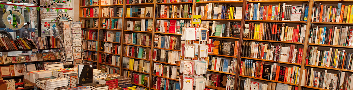 Buchladen mit Regalen und Büchertischen